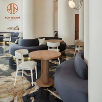 Ensemble de mobilier de restaurant moderne, chaises en tissu blanc fin avec tables rondes en bois et canapé incurvé pour café