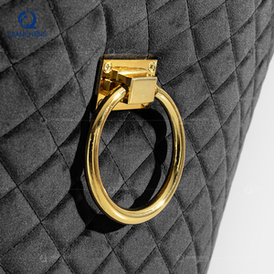 Sedie di Design Moderno e Lussuoso per Sala da Pranzo, Eleganti con Gambe in Acciaio Inox e Battente a Forma di Leone, Rivestimento in Velluto - Product Image 5