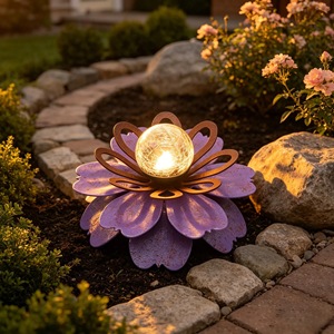 Nouvelle lampe solaire en métal en forme de fleur pour l'exportation - Product Image 1