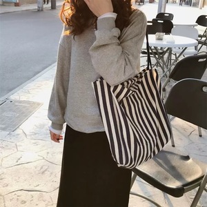 Sac à bandoulière rayé vintage grande capacité style coréen, sac fourre-tout en toile chic et minimaliste, sac en toile streetwear tendance en gros - Product Image 3