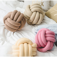 Ins style oreiller noué en forme de boule multicolore fait à la main avec coussin de noyau