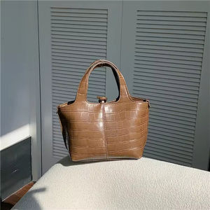 Bolso de mano de lujo con patrón de cocodrilo de cuero PU para mujer - Product Image 1