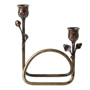 เชิงเทียนทองเหลืองแบบสองก้านลายใบไม้พร้อมโค้งสีทองสำหรับตกแต่งบ้าน - Product Image 1