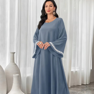 Abaya élégante pour femmes du Moyen-Orient avec motif dessiné à la main, manches évasées simples, coupe ample, petite fente contrastante - Product Image 1