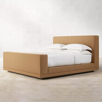 Lit en tissu RH CORTONA, lit plateforme King Size avec pied de lit, cadre rembourré en beige et tête de lit au design épuré