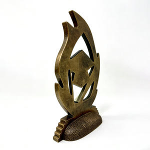 Trophée en résine personnalisé, moderne et durable, pour concours scolaires, avec gravure sculptée à la main - Product Image 3