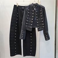 Ensemble deux pièces en jean pour femme OUDINA : veste courte multi-boutons à boucle métallique vintage et jean scimitar taille haute