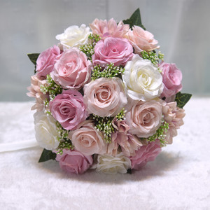 Bouquet de fleurs en plastique de style forêt de roses de mariage pour les mariées à tenir pendant l'enregistrement, un accessoire pour les séances photo. - Product Image 4