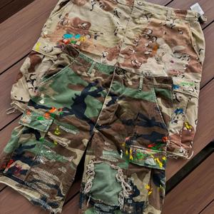 Pantalones Cortos Cargo de Camuflaje con Estampado DTG, Estilo Urbano, Corte Vanguardista, Holgados, Desgastados, Rotos, con Bolsillos Holgados - Product Image 1