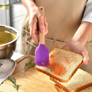 Spatule en silicone écologique durable personnalisée avec manche en bois pour la cuisine, résistante à la chaleur, pour la pâtisserie, la décoration de gâteaux et le raclage - Product Image 4