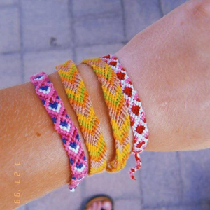 สร้อยข้อมือมิตรภาพแบบถัก คอลเลกชันงานแฮนด์เมดที่ไม่เหมือนใคร - Product Image 1