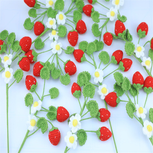 Ramo de tulipán de rosas y fresas de ganchillo hecho a mano, flores artificiales perfectas para siempre, regalo para novia, mamá, mujer, planta de punto - Product Image 2