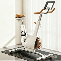 Indoor-Cycling-Bike mit Magnetwiderstand und Riemenantrieb mit Ledersitz für leises Cardio-Training zu Hause.