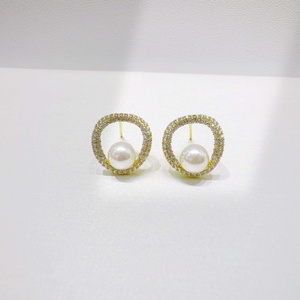 Boucles d'oreilles clous en argent sterling 925 plaqué or 18 carats avec perle, style vintage, géométriques, uniques et tendance, pour usage quotidien - Product Image 1