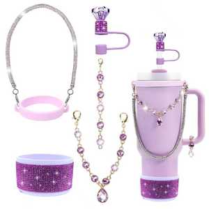Nuovo Set di 5 Pezzi Decorazioni per Tumbler da 40 Once con Cappucci Glitterati, Ciondoli Gioiello, Strass e Charm per Manici di Bottiglie - Product Image 4