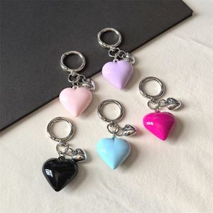 Vente en gros de pendentifs créatifs simples en résine de couleur bonbon en forme de cœur, petits accessoires pour sacs, porte-clés, bijoux - Product Image 1