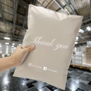 ถุงพลาสติกชีวภาพแบบกำหนดเองที่เป็นมิตรกับสิ่งแวดล้อมพร้อมหูหิ้ว สำหรับธุรกิจขนาดเล็ก ขนส่ง และอุตสาหกรรมด่วนสำหรับรองเท้า - Product Image 2