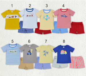 ชุดเสื้อผ้าเด็กผู้ชายลายปักรถยนต์และเครื่องบิน มีกระเป๋าเสื้อและกางเกงขาสั้น - Product Image 1