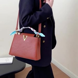 กระเป๋าถือหนังดีไซน์หรูหราสำหรับผู้หญิง ขายส่ง รุ่น v สไตล์กระเป๋าถือผู้หญิง กระเป๋าถือสะพายไหล่ใบใหญ่ ดีไซน์หรูหรา - Product Image 3