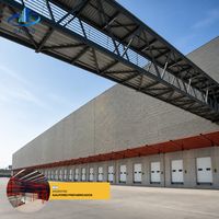 Grands entrepôts logistiques préfabriqués en acier à portée libre avec accès pour camions