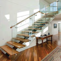 Escalier moderne avec garde-corps en verre, marches en bois et poutre carrée en acier, design personnalisé pour villa/hôtel