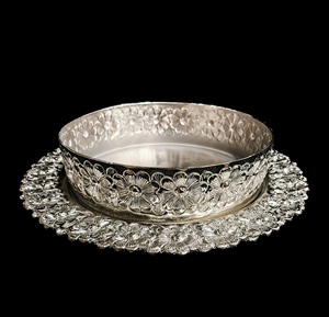 Plato de Metal Redondo con Grabado Floral, Diseño Vintage Hecho a Mano para Platos y Vajillas de Boda - Product Image 5