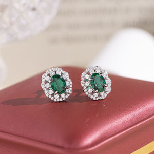 Ensemble de bijoux élégant en moissanite émeraude avec des pierres brillantes de qualité diamant, parfait pour les occasions spéciales - Product Image 6