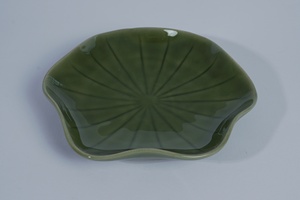 Nouvelle conception de plat de service en porcelaine bronze réactive à bord irrégulier pour les services de restauration et de banquets d'hôtel - Product Image 3