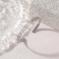 Bracelets Joncs Classiques Mode en Acier Inoxydable Plaqués Or 18 Carats PVD Étanche, Thème Religieux Croix Chrétienne de Jésus
