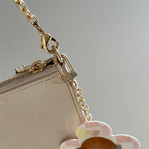 Portachiavi di Alta Gamma per Auto con Ciondolo a Scacchi e Girasole, Accessorio Borsa di Grande Successo - Product Image 4