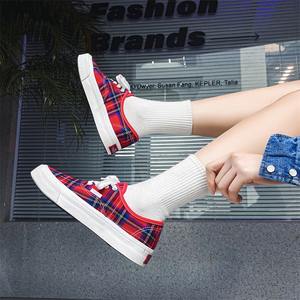 Chaussures en toile à carreaux rouges pour femmes, style coréen, adaptées à toutes les occasions, nouveau design tendance, chaussures pour femmes - Product Image 2
