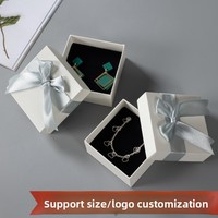 Boîte cadeau en papier gris de luxe avec ruban et éponge, logo personnalisé en relief, revêtement UV - pour emballage de bijoux