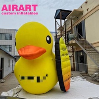 Canard gonflable d'activité de thème de plage avec la planche à roulettes