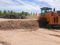 Retourneur de compost monté sur chenilles pour le traitement des excréments de volaille