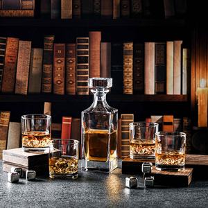 Ensemble <span class=keywords><strong>de</strong></span> carafe à whisky carrée transparente classique NOVARE 850 ml avec 4 verres pour usage domestique, <span class=keywords><strong>vin</strong></span>, bourbon, brandy, liqueur - Product Image 1