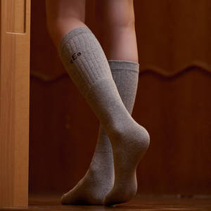 Vente en gros Chaussettes en coton de couleur unie simples <span class=keywords><strong>et</strong></span> polyvalentes Chaussettes épaisses en coton peigné Chaussettes chaudes Logo personnalisé pour l'hiver - Product Image 2