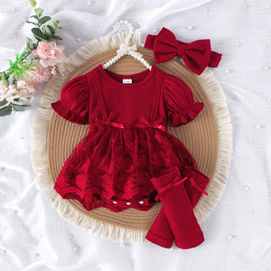 Set di Abbigliamento per Neonata 3 Pezzi con Body in Pizzo a Maniche Corte, Fascia per Capelli e Calzini - Product Image 2