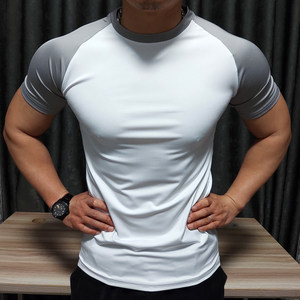 T-shirt de sport léger en soie glacée pour homme, col rond, compression, coupe ajustée, manches courtes, séchage rapide, extensible, couche de base d'entraînement - Product Image 4