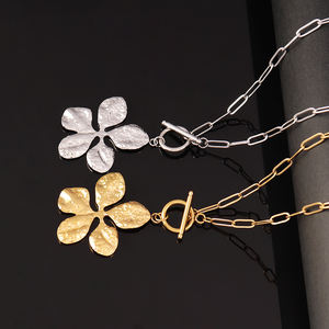 ユニークなテクスチャフラワーネックレス女性ステンレス鋼メッキ18Kゴールドキャストハンマーパターン5花女性チョーカーネックレス - Product Image 3