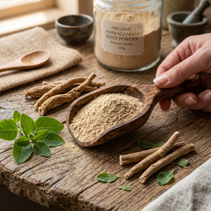 Poudre de racine d'ashwagandha biologique, ingrédient végétal fin de qualité alimentaire, en pot en verre pour compléments alimentaires et applications en boissons - Product Image 2