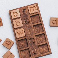 Scrabble en bois pour tout-petits Criss-Crosswords Alphabet Puzzle Spelling Board avec des tuiles de mots