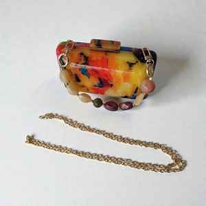 กระเป๋าคลัทช์เรซิ่นน้ำหนักเบาระดับพรีเมียมสำหรับผู้หญิง ด้วยวัสดุที่ทนทาน ดีไซน์สีสันโดดเด่นไม่ซ้ำใคร - Product Image 6