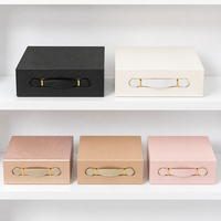 Boîte cadeau magnétique pliable avec poignée en cuir PU, boîte d'emballage cadeau en papier couché avec logo personnalisé pour la vente au détail