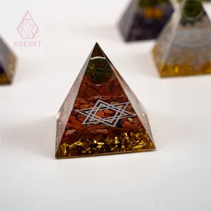 Vendita calda meditazione fatta a mano energia di cristallo bella piramide di resina di colore per regalo Souvenir