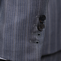 Costume sur mesure 3 pièces en 100 % laine à rayures fines gris pour homme, revers pointu, simple boutonnage, coupe ajustée, ensemble habillé formel et ajusté