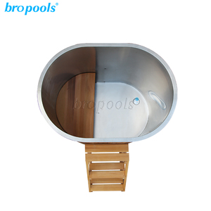 Bain de glace ovale en cèdre rouge avec revêtement en acier inoxydable, très vendu pour la récupération sportive et les spas, avec refroidisseur intégré et tabouret - Product Image 3