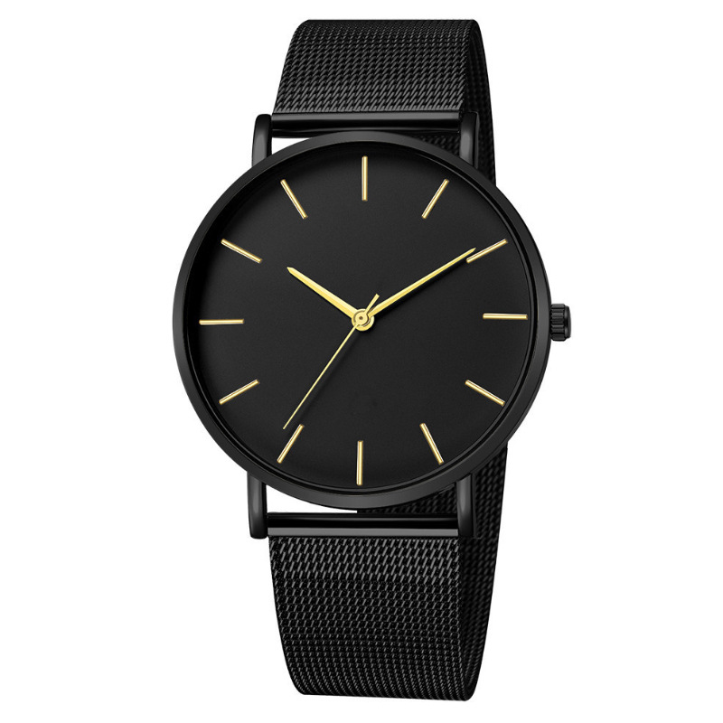 Cadran noir, bracelet noir et aiguille dorée.