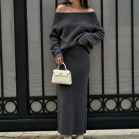 Ensemble deux pièces en tricot pour femme 2026 – Pull court épaules dénudées et jupe longue – Collection automne-hiver – Ensemble coordonné deux pièces assorti