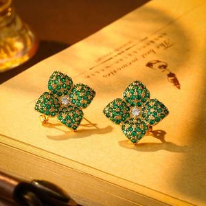 Boucles d'oreilles pour femmes en micro-zircone incrustée, motif fleur à quatre feuilles, tendance, luxe haut de gamme, avec un tempérament explosif pour les mondaines - Product Image 3