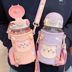 Mignonne gourde portable de 620 ml pour étudiants avec sangle et autocollant 3D pour enfants, dotée d'une paille - Product Image 1